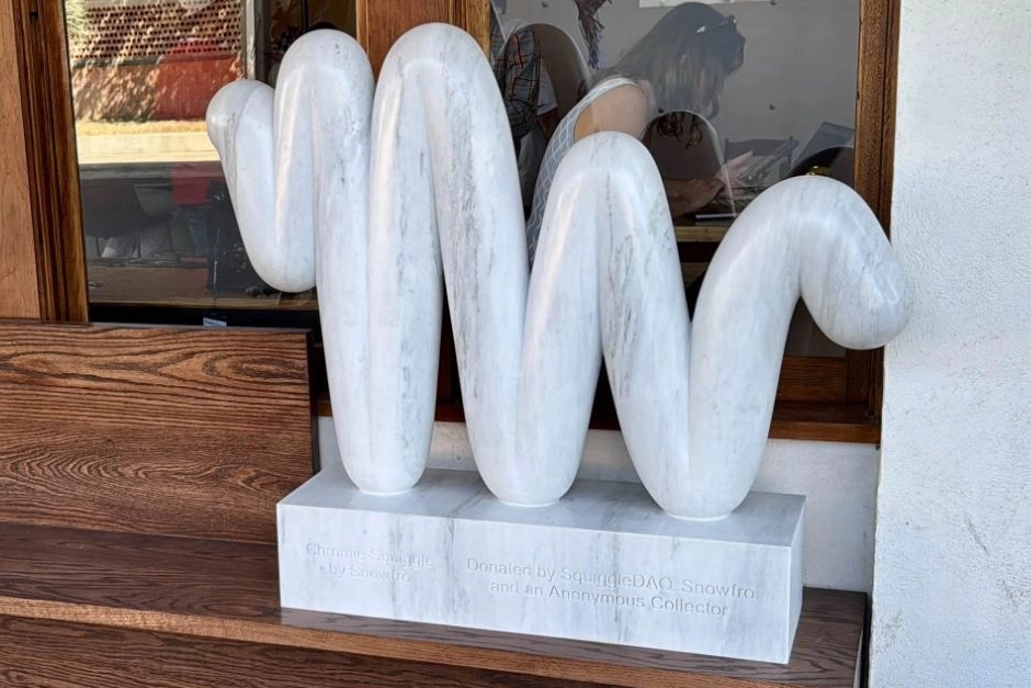 Chromie Squiggle marble sculpture